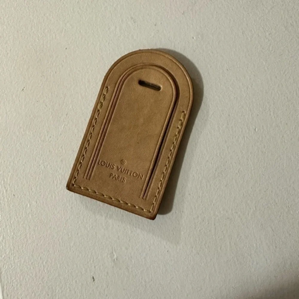 Louis Vuitton luggage tag with NO BELT STRAP vachetta leather in color